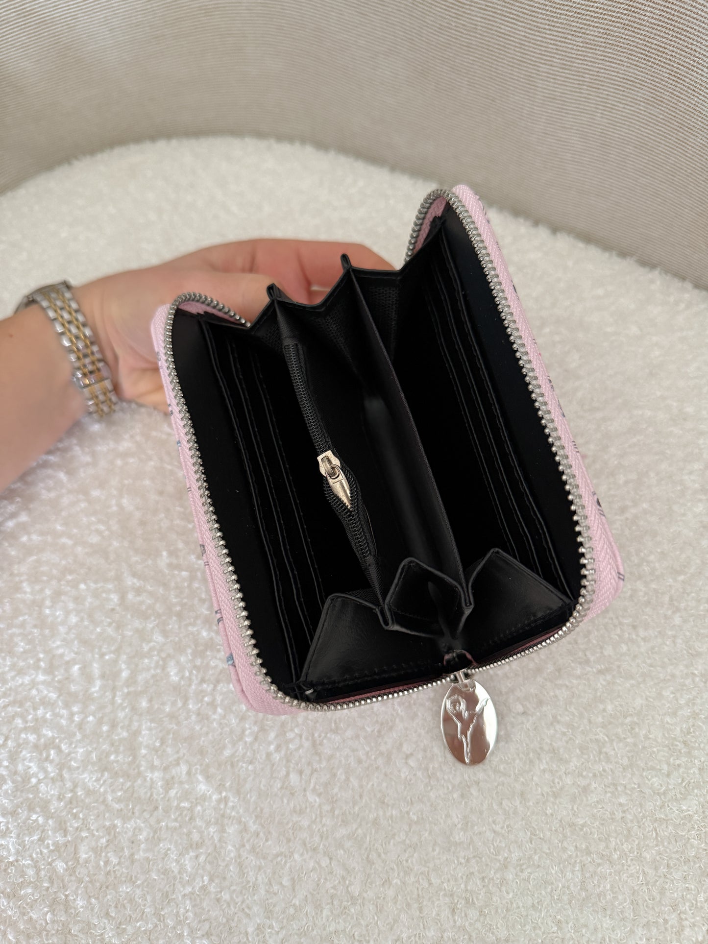 La cartera en la bailarina.