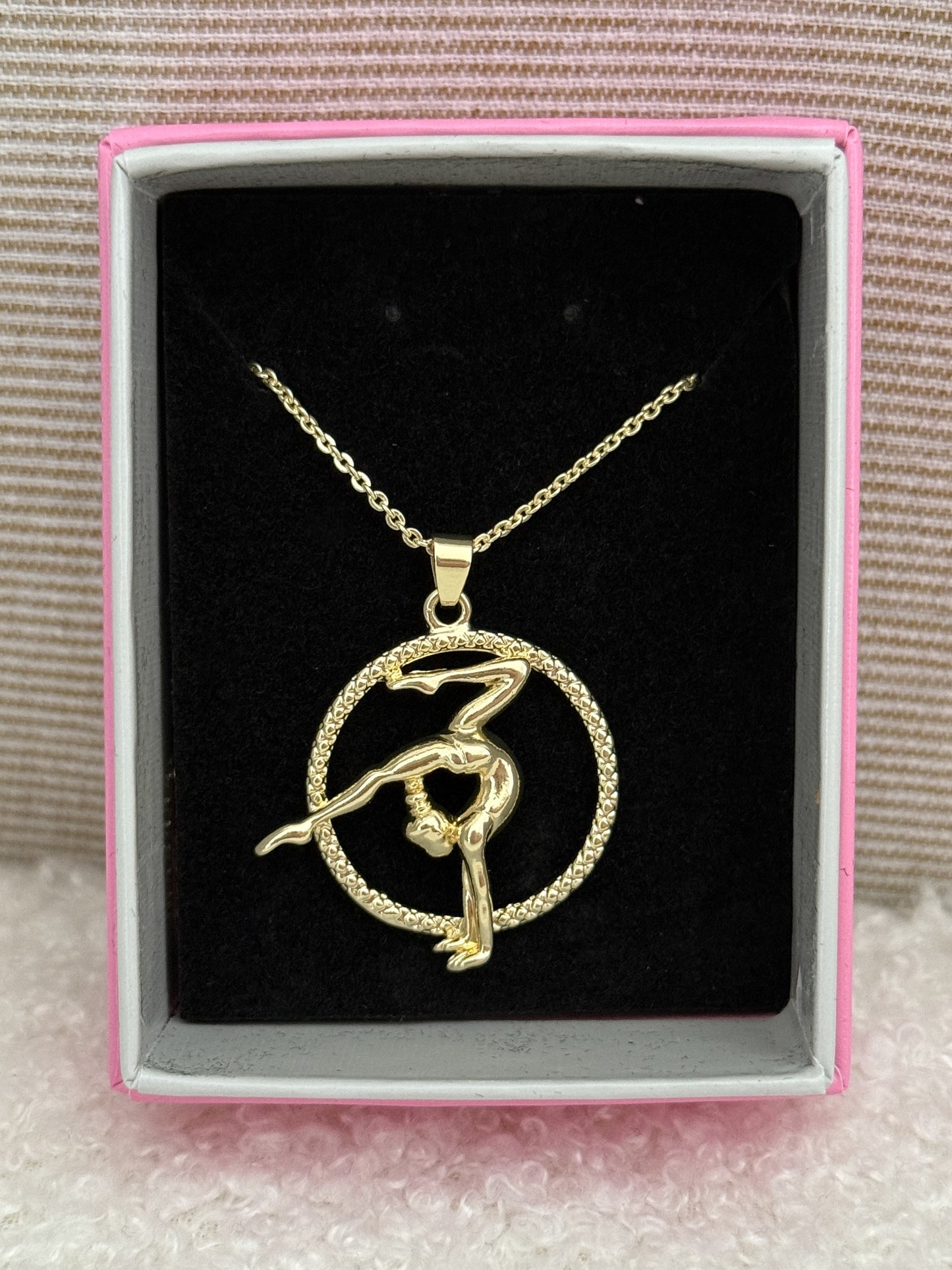 Collar gimnasta con aro color dorado