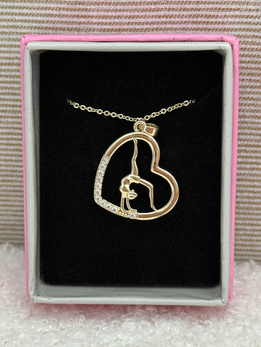 Naszyjnik gimnastyczka serce z kryształkami kolor złoty