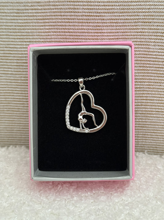 Naszyjnik gimnastyczka serce z kryształkami kolor srebrny